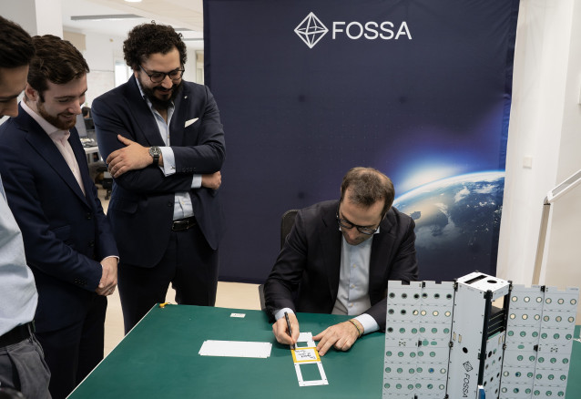 El vicepresidente primero del Gobierno, Carlos Cuerpo, durante la firma del satélite junto a los fundadores de Fossa, Vicente González y Julián Fernández.