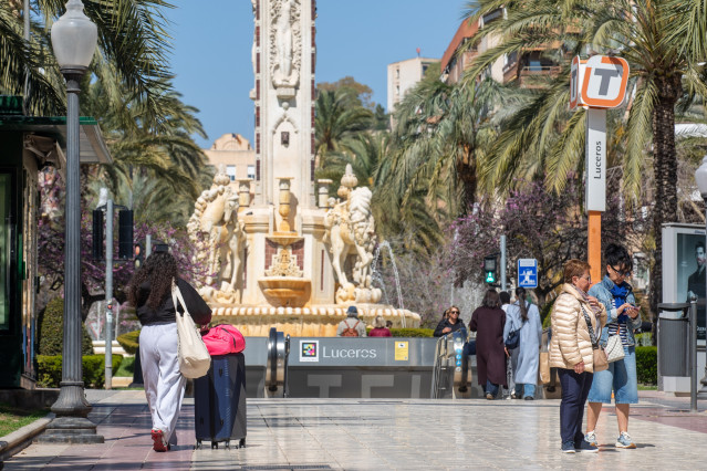 Turistas pasean por el centro de la ciudad.