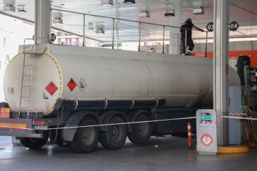 Archivo - Un camión cisterna rellena el combustible de los depósitos de una gasolinera de Sevilla