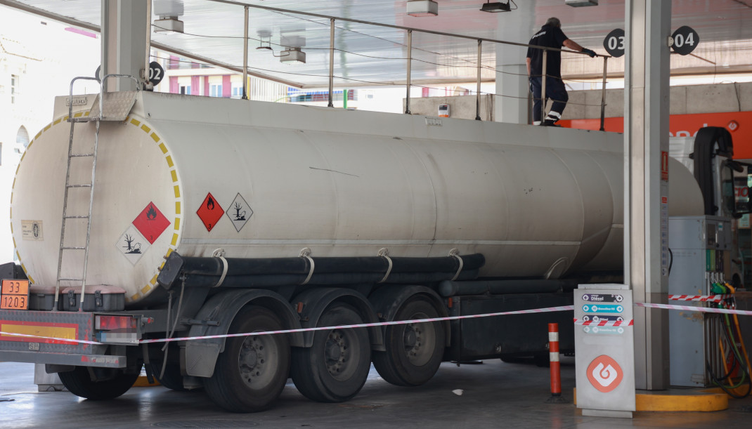Archivo - Un camión cisterna rellena el combustible de los depósitos de una gasolinera de Sevilla