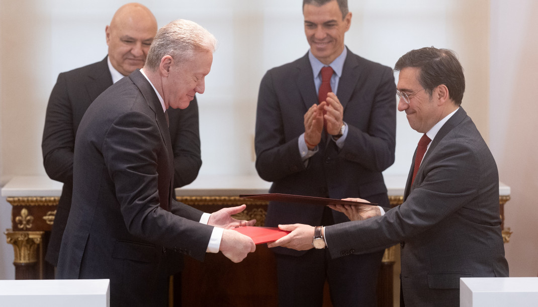 Archivo - El presidente del Gobierno, Pedro Sánchez, el ministro de Exteriores de España, José Manuel Albares, el ministro de Exteriores del Líbano, Youssef Rajji, y el presidente del Líbano, Jos