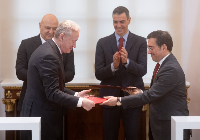 Archivo - El presidente del Gobierno, Pedro Sánchez, el ministro de Exteriores de España, José Manuel Albares, el ministro de Exteriores del Líbano, Youssef Rajji, y el presidente del Líbano, Joseph Aoun, a 2 de febrero de 2026, en Madrid (España).