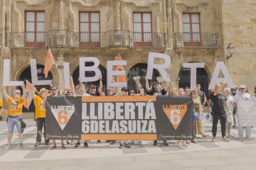 Archivo - Concentración en Gijón para reclamar el indulto de 'Las Seis de La Suiza'.
