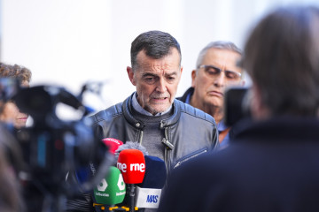 El coordinador federal de IU y candidato de Por Andalucía a la Presidencia de la Junta, Antonio Maíllo, atiende a los medios de comunicación  en el Parlamento de Andalucía, en una imagen de archiv