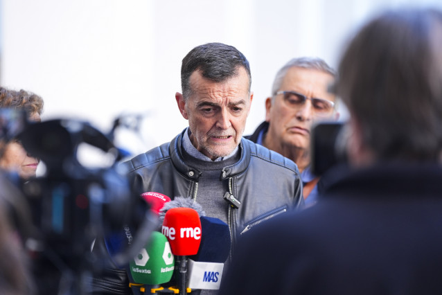 El coordinador federal de IU y candidato de Por Andalucía a la Presidencia de la Junta, Antonio Maíllo, atiende a los medios de comunicación  en el Parlamento de Andalucía, en una imagen de archivo