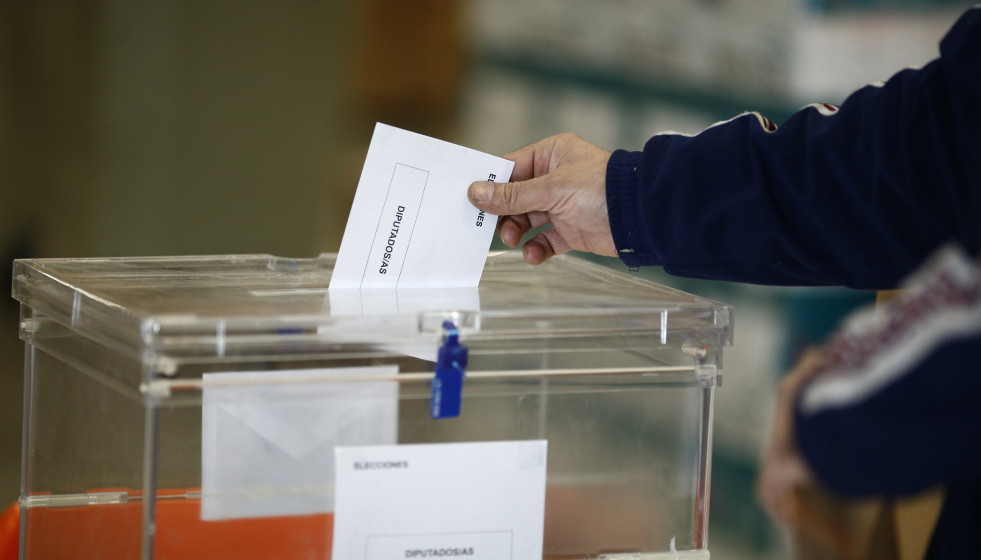 Archivo - Recursos de elecciones generales 2015, Congreso, Cortes Generales, Parlamento, diputados, papeletas, sobres, urnas, votar, voto