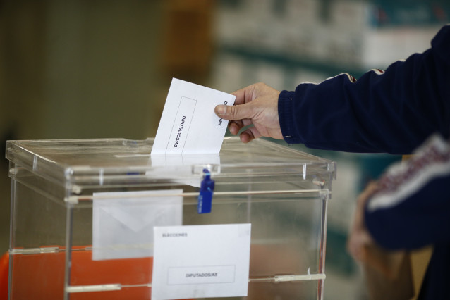 Archivo - Recursos de elecciones generales 2015, Congreso, Cortes Generales, Parlamento, diputados, papeletas, sobres, urnas, votar, voto