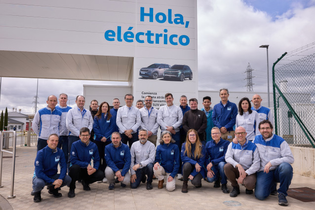 El presidente de Volkswagen Navarra, Michael Hobusch, y miembros del Comité Ejecutivo, junto a parte del equipo de representantes que el área de Medio Ambiente.
