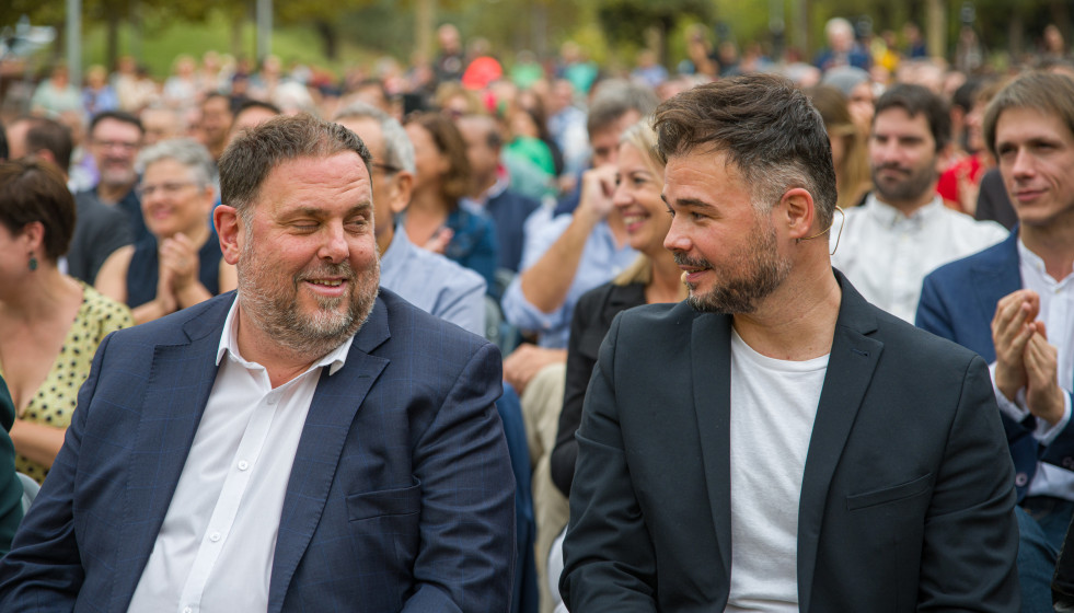 Archivo - El portavoz de Esquerra Republicana de Catalunya (ERC) en el Congreso de los Diputados, Gabriel Rufián (d), mira al presidente de ERC, Oriol Junqueras.