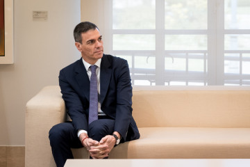 El presidente del Gobierno, Pedro Sánchez (d), recibe al lehendakari, en el Palacio de la Moncloa, a 27 de marzo de 2026, en Madrid (España). El jefe del Ejecutivo preside junto al lehendakari, la C
