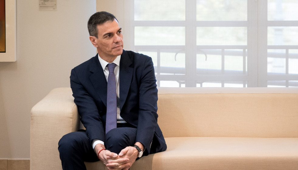 El presidente del Gobierno, Pedro Sánchez (d), recibe al lehendakari, en el Palacio de la Moncloa, a 27 de marzo de 2026, en Madrid (España). El jefe del Ejecutivo preside junto al lehendakari, la C