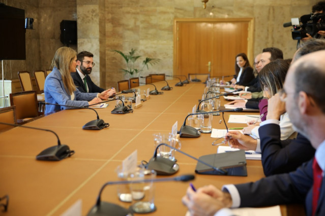 La vicepresidenta del Gobierno y ministra para la Transición Ecológica y el Reto Demográfico, Sara Aagesen, y el secretario de Estado de Energía, Joan Groizard, se han reunido esta martes con representantes de CORES y del sector gasista y petrolero