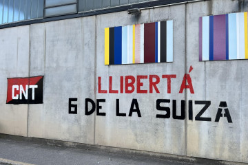Archivo - CNT alerta de la injusticia y muestra su total apoyo a las sindicalistas de 'las Seis de La Suiza' (Gijón).