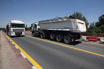 Archivo - Camiones a su paso por el puente de Zulema