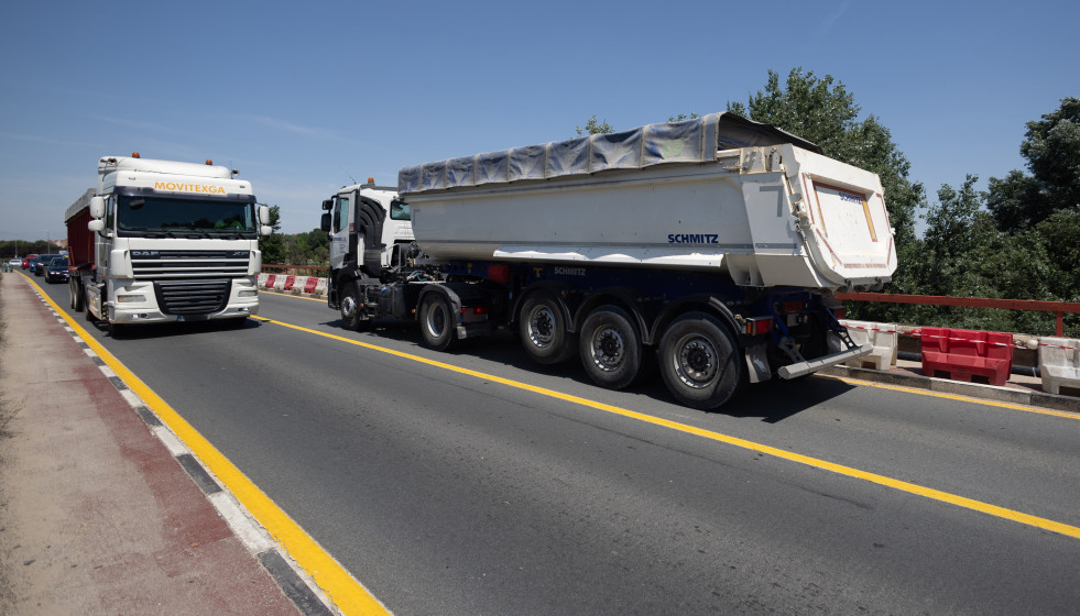 Archivo - Camiones a su paso por el puente de Zulema