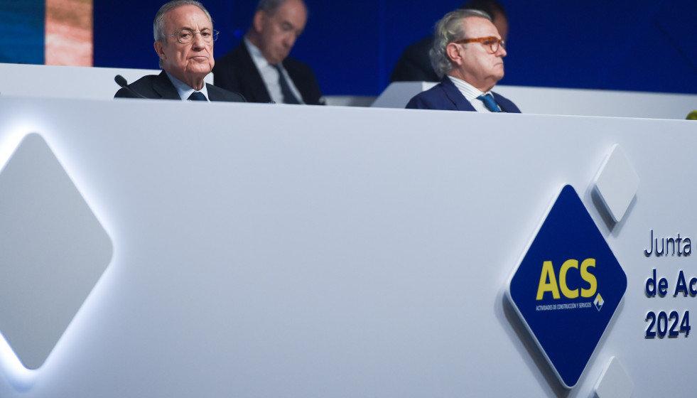 Archivo - El presidente de ACS, Florentino Pérez (1i), durante la junta general ordinaria de accionistas 2024, en la Feria de Madrid Ifema