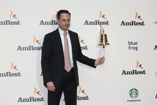 Archivo - José Parés, presidente de AmRest, en el toque de campana