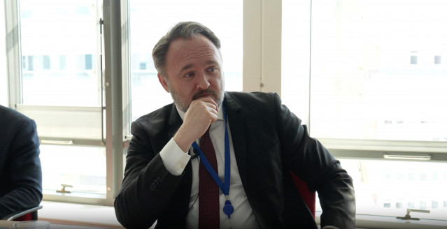 Archivo - El Comisario Europeo de Energía y Vivienda, Dan Jorgensen, durante una entrevista con la European Newsroom (ENR) en Bruselas (Bélgica), el martes 18 de marzo de 2025.