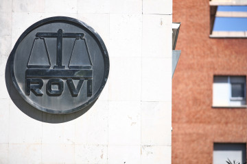 Archivo - Logo de los Laboratorios Farmacéuticos Rovi en sus oficinas