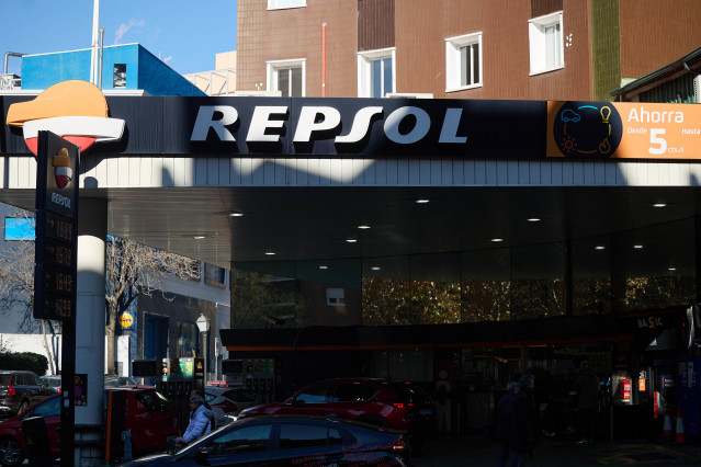 Archivo - Una gasolinera de Repsol, a 27 de diciembre de 2023, en Madrid (España).