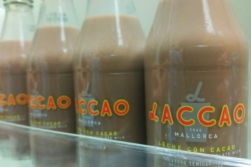 Archivo - Varios envases de vidrio de Laccao.