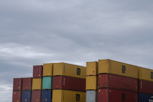 Archivo - Contenedores el día de la inauguración de la ampliación de la terminal Hutchison Ports BEST en el Puerto de Barcelona, a 10 de julio de 2025, en Barcelona, Cataluña (España). Esta ampliación supone un aumento del 25% en la capacidad de almacenaj