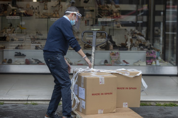 Archivo - Un trabajador descarga mercancía en una zapatería, durante el segundo día de la fase 1 del plan de desescalada que ha elaborado el Gobierno de España. En Sevilla, (Andalucía, España), 