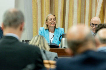 La presidenta de la Autoridad Independiente de Responsabilidad Fiscal, Inés Olóndriz de Moragas (c), comparece ante la Comisión de Hacienda y Función Pública, en el Congreso de los Diputados, a 2