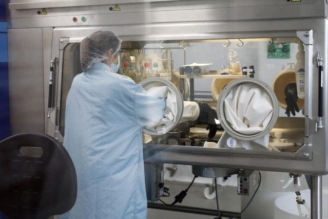 Archivo - Una trabajadora de la fábrica de Reig Jofre en el laboratorio