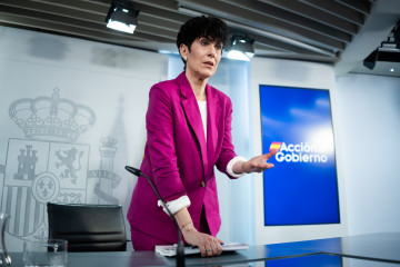 La portavoz del Gobierno y ministra de Inclusión, Seguridad Social y Migraciones, Elma Saiz, a su salida de una rueda de prensa posterior al Consejo de Ministros, en el Palacio de La Moncloa, a 31 de