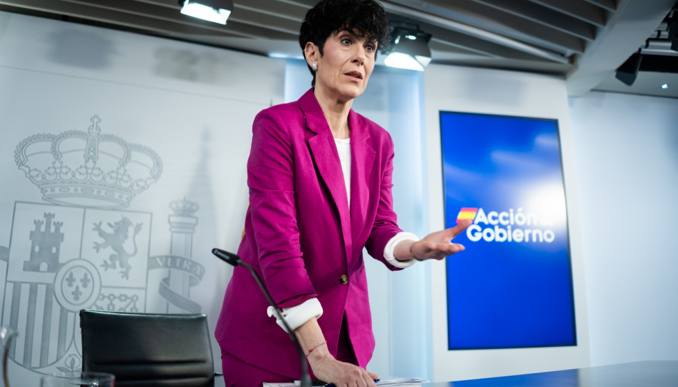 La portavoz del Gobierno y ministra de Inclusión, Seguridad Social y Migraciones, Elma Saiz, a su salida de una rueda de prensa posterior al Consejo de Ministros, en el Palacio de La Moncloa, a 31 de