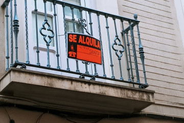 Un balcón puesto en alquiler para la Semana Santa de Sevilla.
