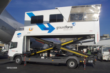 Archivo - Uno de los vehículos de Groundforce para labores de 'handling' aeroportuario.