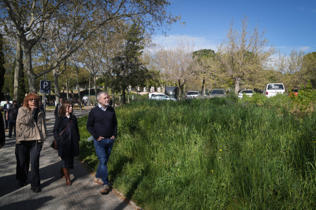 Collboni visita junto a Bonet el solar en el que se ubicará el primer 'hub' público de recarga ultrarápida de Barcelona y de España.