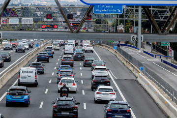Archivo - Decenas de vehículos en la carretera