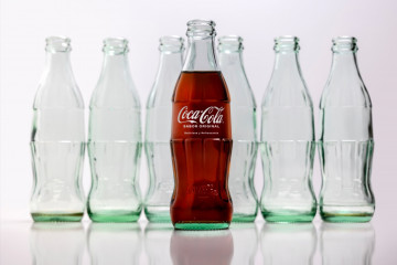Archivo - Botella de vidrio de Coca-Cola Europacific Partners