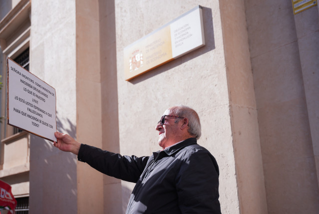 Archivo - Un pensionista mutualista durante una concentración en Sevilla