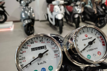 Archivo - Motocicletas nuevas a la venta en un concesionario