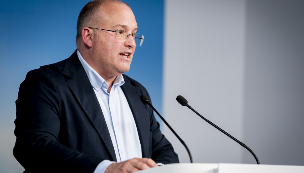 El secretario general del Partido Popular, Miguel Tellado, durante una rueda de prensa tras seguimiento de la noche electoral del PSOE de Castilla y León, en la sede nacional del Partido Popular, a 1