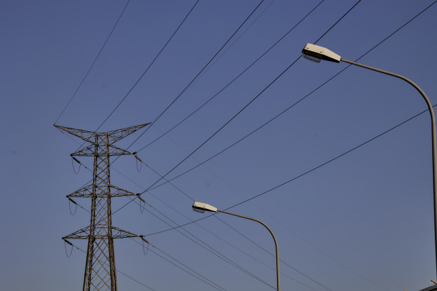 Archivo - Vista de una torre de alta tensión, en Madrid (España)