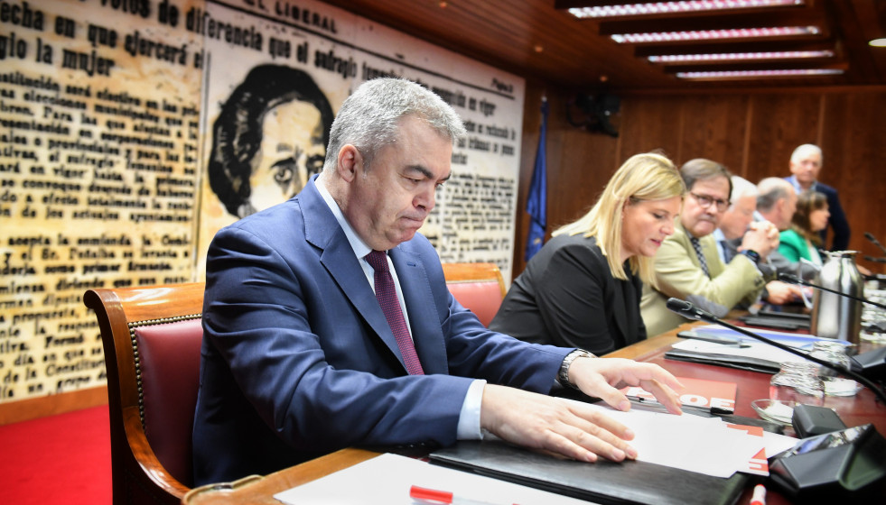 Archivo - El diputado del PSOE, Santos Cerdán (1i), comparece durante la Comisión de Investigación sobre los contratos públicos realizados durante la pandemia de covid-19, en el Senado, a 30 de ab