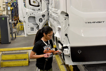 Archivo - Imagen de una trabajadora en una planta de Ford.