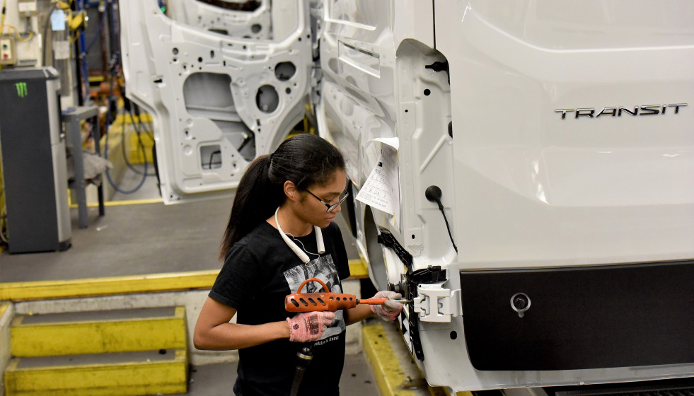 Archivo - Imagen de una trabajadora en una planta de Ford.