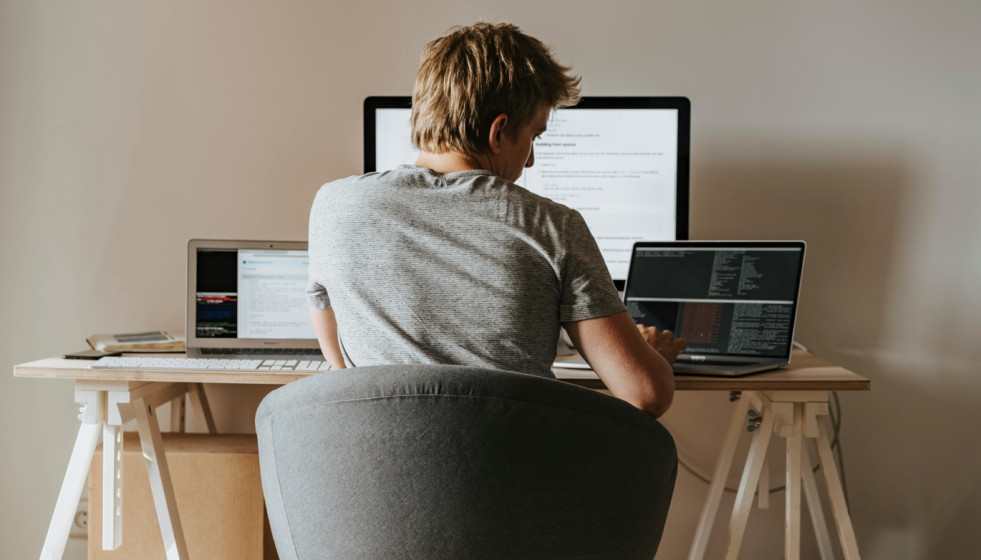 Archivo - Persona teletrabajando.