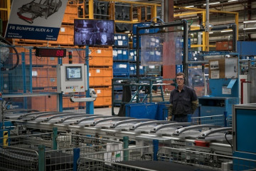 Archivo - Trabajador en fábrica de componentes vehículos (industria).