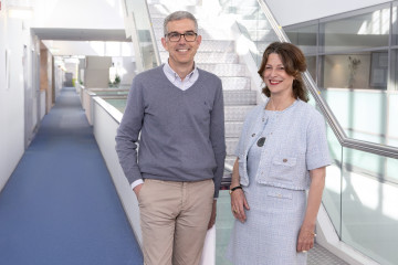 Fernando Ronzón, director general de DuPont España, y Ángela Santianes, directora general de Arclin en España.
