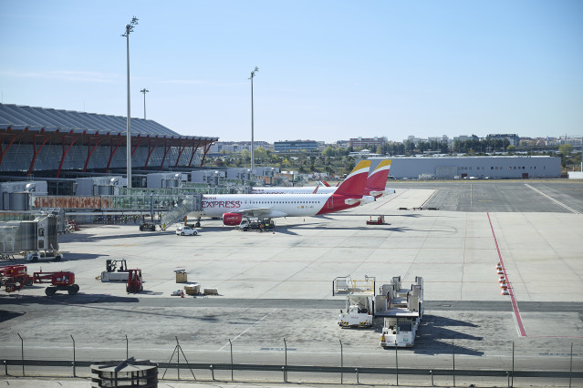 Aviones en la Terminal T4 del Aeropuerto Adolfo Suárez Madrid-Barajas, a 30 de marzo de 2026, en Madrid (España).
