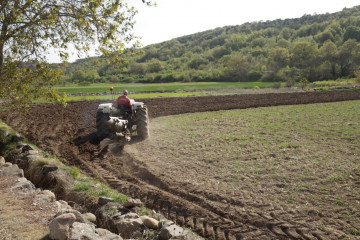 Agricultor en su tractor
