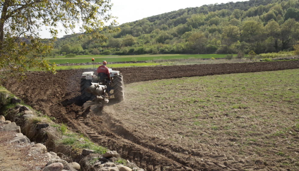 Agricultor en su tractor