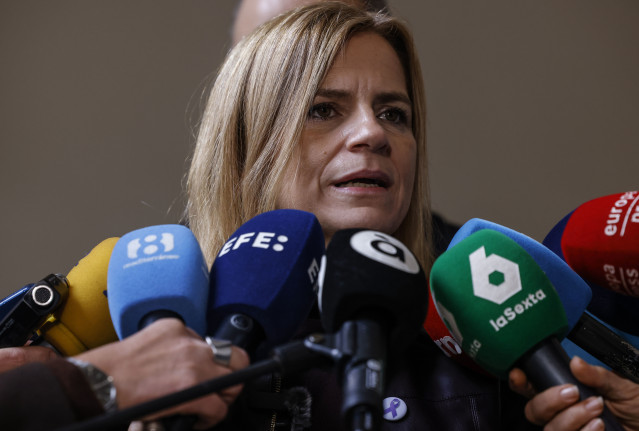 Archivo - La delegada del Gobierno y secretaria de Igualdad del PSOE, Pilar Bernabé, atiende a los medios